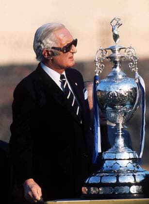 Chairman Manny Cussins (Leeds) neben der Meistertrophäe -  Fußball Herren English Football League First Division 1973 1974, One, 1. Englische Liga, Leeds United Einzelbild Leeds Fußball Herren English Football League First Division 1973 1974, One, 1. Englische Liga, Leeds United Einzelbild Leeds