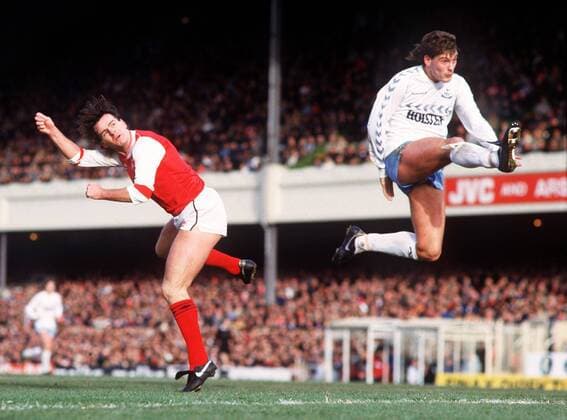 Glenn Hoddle (Tottenham Hotspur, re.) zieht ab, daneben Charlie Nicholas (Arsenal) -  Fußball Herren English Football League First Division 1986 1987, One, 1. Englische Liga, Spurs Gruppe London Dynamik, Höhe, Fußball Herren English Football League First Division 1986 1987, One, 1. Englische Liga, Spurs Gruppe London Dynamik, Höhe,