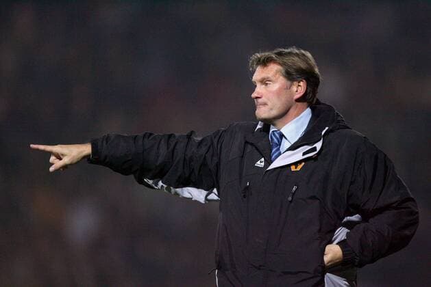 Fußball, Trainerhistorie Wolverhampton Wanderers von 1877 bis heute Trainer Glenn Hoddle (Wolverhampton) zeigt die Richtung an -  Fußball Herren English Football League First Division 2004 2005, One, 2. Englische Liga, Wolverhampton Wanderers Einzelbild Wolves Watford Fußball Herren English Football League First Division 2004 2005, One, 2. Englische Liga, Wolverhampton Wanderers Einzelbild Wolves Watford