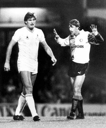 Glenn Hoddle (Tottenham Hotspur, li.) daneben Johan Cruyff (Feyenoord Rotterdam) -  Fußball EC 3 Herren UEFA Cup 1983 1984, Pokal, Europapokal, Europacup, Tottenham Hotspurs - Feyenoord Rotterdam 4:2 Gruppe London Fußball EC 3 Herren UEFA Cup 1983 1984, Pokal, Europapokal, Europacup, Tottenham Hotspurs - Feyenoord Rotterdam 4:2 Gruppe London