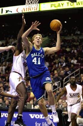Dirk Nowitzki (Dallas Mavericks, re.) im Duell -  (PHI2000121502) Basketball Herren NBA 2000 2001, 76 ers, Philadelphia 76ers - Dallas Mavericks Gruppe Philadelphia Dynamik, Basketball Herren NBA 2000 2001, 76 ers, Philadelphia 76ers - Dallas Mavericks Gruppe Philadelphia Dynamik,