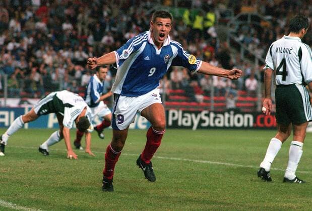 Savo Milosevic (Jugoslawien) - Torjubel - Fußball Länderspiel Herren Europameisterschaft 2000, Nationalteam, Nationaltrikot, Gruppe C, Jugoslawien - Slowenien 3:3, Vneg Einzelbild Charleroi Freude, Begeisterung, Fußball Länderspiel Herren Europameisterschaft 2000, Nationalteam, Nationaltrikot, Gruppe C, Jugoslawien - Slowenien 3:3, Vneg Einzelbild Charleroi Freude, Begeisterung,