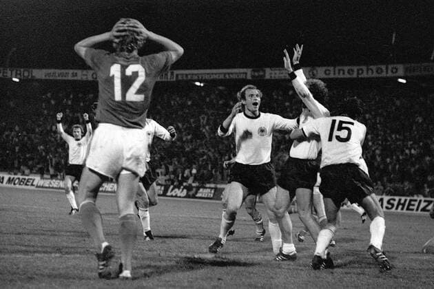 Fußball, EM Finale 1976 in Belgrad, Tschechoslowakei - Deutschland 5:3 i. E Torjubel BR Deutschland - Uli Hoeneß (3.v.re.) umjubelt mit Heinz Flohe (re.) in der regulär vorletzten Minute den Ausgleich zum 2:2 von Bernd Hölzenbein (2.v.re.), somit ist eine Verlängerung notwendig Fußball Länderspiel Herren EM 1976, Nationalmannschaft, Nationaltrikot, Finale, Endspiel, CSSR - BRD 7:5 n.E. Gruppe Belgrad Begeisterung, Freude, Fußball Länderspiel Herren EM 1976, Nationalmannschaft, Nationaltrikot, Finale, Endspiel, CSSR - BRD 7:5 n.E. Gruppe Belgrad Begeisterung, Freude,
