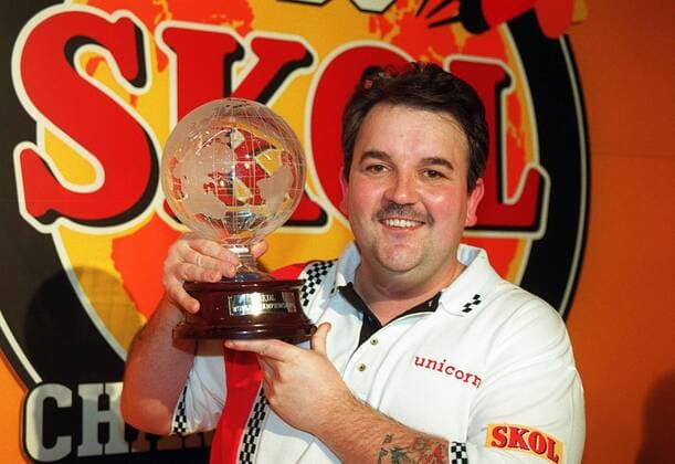 Weltmeister Phil Taylor (England) präsentiert stolz die Trophäe für den Gewinn der World Darts Championships 1998 - Dart WM Herren Skol World Darts Championships 1998, Weltmeisterschaft, Darten, Pfeilwerfen, Pfeil, Dartwerfen Einzelbild Thurrock, Steel, Steeldart Freude, Dart WM Herren Skol World Darts Championships 1998, Weltmeisterschaft, Darten, Pfeilwerfen, Pfeil, Dartwerfen Einzelbild Thurrock, Steel, Steeldart Freude,