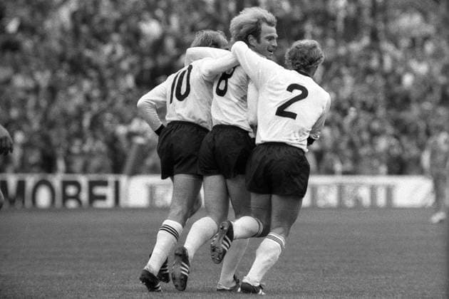 Torjubel BR Deutschland, v.re.: Berti Vogts, Uli Hoeneß und Erich Beer Fußball Länderspiel Herren EM 1976, Nationalmannschaft, Nationaltrikot, Viertelfinale, BRD Gruppe München Harmonie, Begeisterung, Freude, Fußball Länderspiel Herren EM 1976, Nationalmannschaft, Nationaltrikot, Viertelfinale, BRD Gruppe München Harmonie, Begeisterung, Freude,