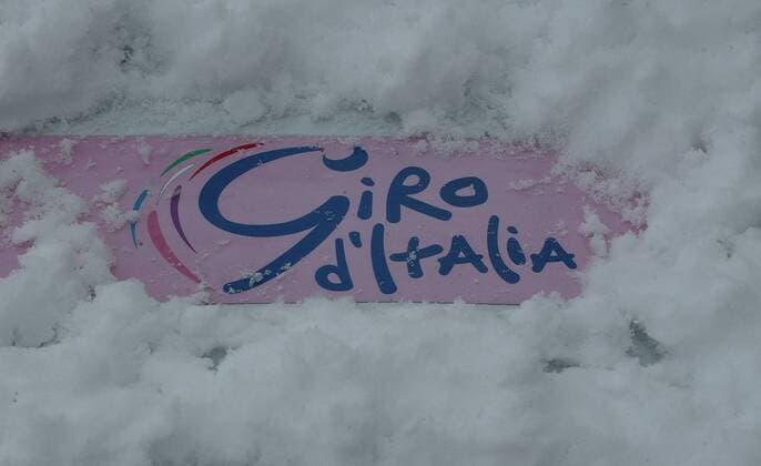 Die Etappen des Giro d Italia führen unter anderem auch durch Regionen in denen Schnee keine Seltenheit ist Radsport Herren 89. Giro dItalia 2006, d Italia, ProTour, Straßenradsport, Straße, Rad Einzelbild 17. Etappe: Termeno - Plan de Corones Radsport Herren 89. Giro dItalia 2006, d Italia, ProTour, Straßenradsport, Straße, Rad Einzelbild 17. Etappe: Termeno - Plan de Corones