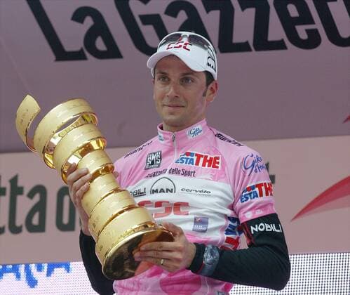 Siegerehrung Giro d Italia 2006: Gesamtsieger Ivan Basso (Italien CSC) präsentiert seine Trophäe Radsport Herren 89. Giro dItalia 2006, d Italia, ProTour, Straßenradsport, Straße, Rad Einzelbild 21. Etappe: Ghisallo - Mailand Freude, Radsport Herren 89. Giro dItalia 2006, d Italia, ProTour, Straßenradsport, Straße, Rad Einzelbild 21. Etappe: Ghisallo - Mailand Freude,