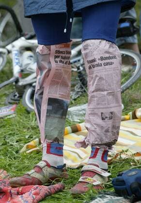 Radsportfan benutzt die Zeitung nicht nur zum lesen, auch zum wärmen der Waden muss sie herhalten Radsport Herren 89. Giro dItalia 2006, d Italia, ProTour, Straßenradsport, Straße, Rad Einzelbild 16. Etappe: Rovato - Trento Radsport Herren 89. Giro dItalia 2006, d Italia, ProTour, Straßenradsport, Straße, Rad Einzelbild 16. Etappe: Rovato - Trento
