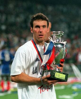 Laurent Blanc (Frankreich) mit dem Europameister Pokal - Fußball Länderspiel Herren Europameisterschaft 2000, Nationalteam, Finale, Endspiel, Vneg Einzelbild Rotterdam Freude, Fußball Länderspiel Herren Europameisterschaft 2000, Nationalteam, Finale, Endspiel, Vneg Einzelbild Rotterdam Freude,