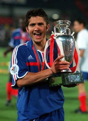 Bixente Lizarazu (Frankreich) mit dem Europameister Pokal - Fußball Länderspiel Herren Europameisterschaft 2000, Nationalteam, Nationaltrikot, Finale, Endspiel, Vneg Einzelbild Rotterdam Freude, Begeisterung, Fußball Länderspiel Herren Europameisterschaft 2000, Nationalteam, Nationaltrikot, Finale, Endspiel, Vneg Einzelbild Rotterdam Freude, Begeisterung,