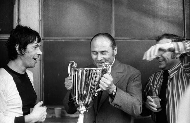 Kabinenfeier - Trainer Heinz Krügel (Mitte) nimmt einen Schluck aus dem Europapokal der Pokalsieger, Wolfgang Abraham (li., beide 1. FC Magdeburg) daneben Fußball EC 2 Herren Europapokal der Pokalsieger 1973 1974, Europacup, 1. FC Magdeburg, Vneg, Vsw Gruppe De Kuip, Innenbereich Rotterdam Freude, Begeisterung, Fußball EC 2 Herren Europapokal der Pokalsieger 1973 1974, Europacup, 1. FC Magdeburg, Vneg, Vsw Gruppe De Kuip, Innenbereich Rotterdam Freude, Begeisterung,
