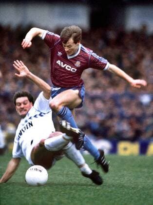 Mark Ward (West Ham, re.) gegen Glenn Hoddle (Tottenham Hotspur) -  Fußball Herren English Football League First Division 1985 1986, One, 1. Englische Liga Gruppe London Dynamik, Kampf, Fußball Herren English Football League First Division 1985 1986, One, 1. Englische Liga Gruppe London Dynamik, Kampf,