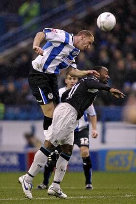Darrius Vassell (Manchester City, re.) gegen Lee Bullen (Sheffield Wednesday) - EDITORIAL USE ONLY. No use with unauthorised audio, video, data, fixture lists, club league logos or live services. Online in-match use limited to 120 images, no video emulation. No use in betting, games or single club league player publications. Fußball Herren English FA Cup 2006 2007, Englischer Pokal, Pokalspiel, Sheffield Wednesday - Manchester City 1:1 Gruppe Sheffield Kampf, Fußball Herren English FA Cup 2006 2007, Englischer Pokal, Pokalspiel, Sheffield Wednesday - Manchester City 1:1 Gruppe Sheffield Kampf,