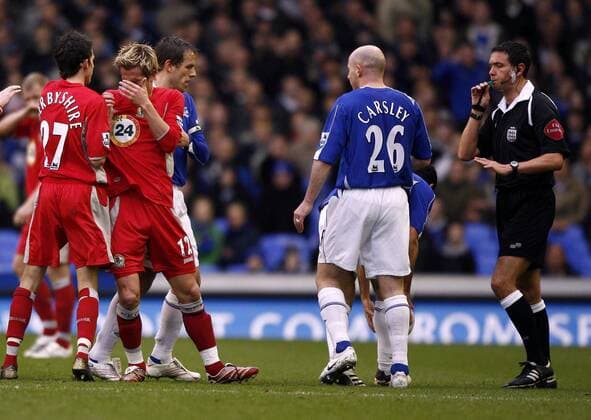 Morten Gamst Pedersen (Blackburn, 2.v.li.) hat nach einer Attacke von Phil Neville (Everton, 3.v.li.) Schmerzen - EDITORIAL USE ONLY. No use with unauthorised audio, video, data, fixture lists, club league logos or live services. Online in-match use limited to 120 images, no video emulation. No use in betting, games or single club league player publications. Fußball Herren English FA Cup 2006 2007, Englischer Pokal, Pokalspiel, Everton FC - Blackburn Rovers 1:4 Gruppe Liverpool Fußball Herren English FA Cup 2006 2007, Englischer Pokal, Pokalspiel, Everton FC - Blackburn Rovers 1:4 Gruppe Liverpool