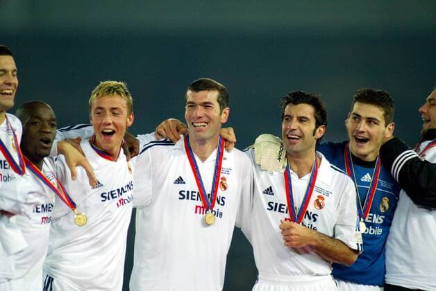 Weltpokalsieger Real Madrid v.li.: Santiago Solari, Claude Makelele, Guti, Zinedine Zidane, Luis Figo, Torwart Iker Casillas und Ral Bravo -  (aflo1013) Fußball Herren Weltpokal 2002, Toyota Cup, ToyotaCup, Real Madrid CF, Vdig Gruppe Yokohama Freude, Begeisterung, Fußball Herren Weltpokal 2002, Toyota Cup, ToyotaCup, Real Madrid CF, Vdig Gruppe Yokohama Freude, Begeisterung,