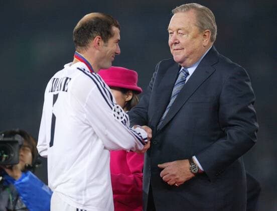 UEFA Präsident Lennart Johansson (re., Schweden) gratuliert Zinedine Zidane (Real Madrid) zum Weltpokalsieg -  (aflo1045) Fußball Herren Weltpokal 2002, Toyota Cup, ToyotaCup, Real Madrid CF, Vdig Gruppe Yokohama Freude, Fußball Herren Weltpokal 2002, Toyota Cup, ToyotaCup, Real Madrid CF, Vdig Gruppe Yokohama Freude,