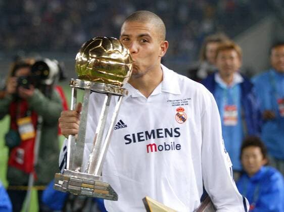 Ronaldo (Real Madrid) küßt den Weltpokal -  (aflo1045) Fußball Herren Weltpokal 2002, Toyota Cup, ToyotaCup, Real Madrid CF, Vdig Einzelbild Yokohama Freude, Begeisterung, Fußball Herren Weltpokal 2002, Toyota Cup, ToyotaCup, Real Madrid CF, Vdig Einzelbild Yokohama Freude, Begeisterung,