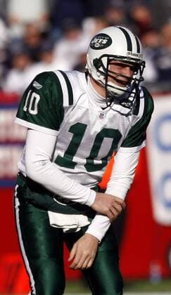 Chad Pennington (New York Jets) hat sich am Arm verletzt - (BOS2007010707) American Football Herren NFL Postseason 2006 2007, Playoffs, Playoff, Play Offs, Off, Wildcardgame, Wildcard Game, Wild Card Einzelbild Foxboro American Football Herren NFL Postseason 2006 2007, Playoffs, Playoff, Play Offs, Off, Wildcardgame, Wildcard Game, Wild Card Einzelbild Foxboro