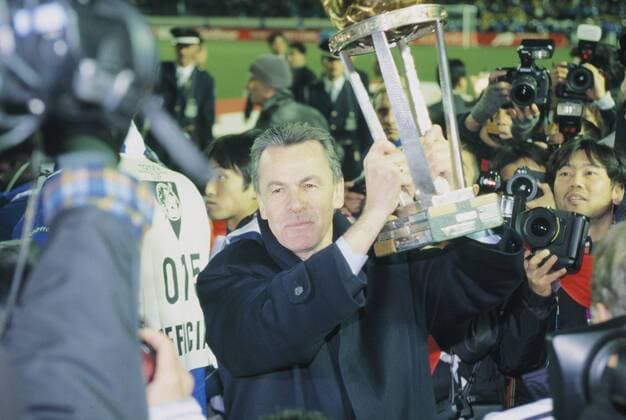 Weltpokalsieger 2001 Bayern München: Trainer Ottmar Hitzfeld mit dem Weltpokal -  (aflo003) Fußball Herren Weltpokal 2001, Toyota Cup, ToyotaCup, FC Bayern München, Vneg Gruppe Tokyo, Tokio Freude, Begeisterung, Fußball Herren Weltpokal 2001, Toyota Cup, ToyotaCup, FC Bayern München, Vneg Gruppe Tokyo, Tokio Freude, Begeisterung,