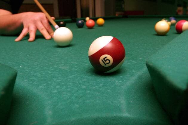 Billardspieler visiert die rote 15 an Billard Herren Symbol Poolbillard 2007, Pool, Freizeit, Freizeitsport, Achtball, Achterball, 8er, 8 er, 8Ball, Ball Einzelbild Billard Herren Symbol Poolbillard 2007, Pool, Freizeit, Freizeitsport, Achtball, Achterball, 8er, 8 er, 8Ball, Ball Einzelbild