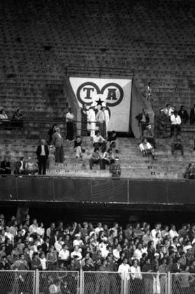 Mangelndes Zuschauerinteresse während des Spiels um den Dritten Platz der Europameisterschaft 1976 Fußball Länderspiel Herren EM 1976, Nationalmannschaft, Spiel um Platz 3 Totale Maksimir Stadion Zagreb Fußball Länderspiel Herren EM 1976, Nationalmannschaft, Spiel um Platz 3 Totale Maksimir Stadion Zagreb