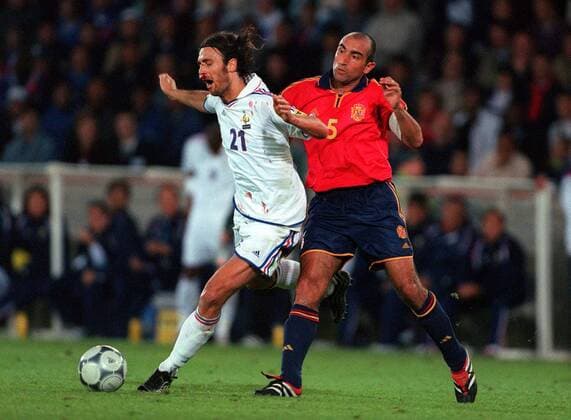 Abelardo Fernandez (re., Spanien) gegen Christophe Dugarry (Frankreich) -  Fußball Länderspiel Herren Europameisterschaft 2000, Nationalteam, Nationaltrikot, Frankreich - Spanien 2:1,Vneg Gruppe Brügge Dynamik, Kampf, Fußball Länderspiel Herren Europameisterschaft 2000, Nationalteam, Nationaltrikot, Frankreich - Spanien 2:1,Vneg Gruppe Brügge Dynamik, Kampf,