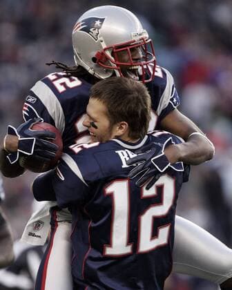 Tom Brady (vorn) und Asante Samuel (beide New England Patriots) jubeln - (Icon46199956) American Football Herren NFL 2006 2007, Playoffs, Playoff, Play Offs, Off, Gruppe Foxboro Freude, Begeisterung, American Football Herren NFL 2006 2007, Playoffs, Playoff, Play Offs, Off, Gruppe Foxboro Freude, Begeisterung, EDITORIAL USE ONLY