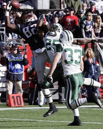 Daniel Graham (New England Patriots, li.) gegen Kerry Rhodes (New York Jets, Mitte) - (Icon46199924) American Football Herren NFL 2006 2007, Playoffs, Playoff, Play Offs, Off, New England Patriots - New York Jets 37:16 Gruppe o0 NY, N Y, Foxboro Dynamik, Kampf, American Football Herren NFL 2006 2007, Playoffs, Playoff, Play Offs, Off, New England Patriots - New York Jets 37:16 Gruppe o0 NY, N Y, Foxboro Dynamik, Kampf, EDITORIAL USE ONLY