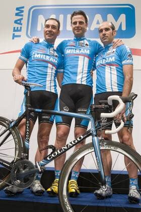Erik Zabel (Deutschland, li.) präsentiert während der Teamvorstellung mit Alessandro Petacchi (Italien, Mitte) und Igor Astarloa (Spanien alle Milram) ein Rennrad der Marke Colnago Radsport Herren Straßenradsport 2007, Straße, Rad, Vorstellung, Präsentation, Pressetermin, Vdig Einzelbild Bremen Radsport Herren Straßenradsport 2007, Straße, Rad, Vorstellung, Präsentation, Pressetermin, Vdig Einzelbild Bremen