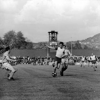 Harald Irmscher (2.v.re., FC Carl Zeiss Jena) im Duell Fußball Herren DDR Oberliga 1968 1669, FC Carl Zeiss Jena - FC Hansa Rostock 3:0, Mfdia, Vsw Gruppe Ernst Abbe Sportfeld Jena Dynamik, Fußball Herren DDR Oberliga 1968 1669, FC Carl Zeiss Jena - FC Hansa Rostock 3:0, Mfdia, Vsw Gruppe Ernst Abbe Sportfeld Jena Dynamik,