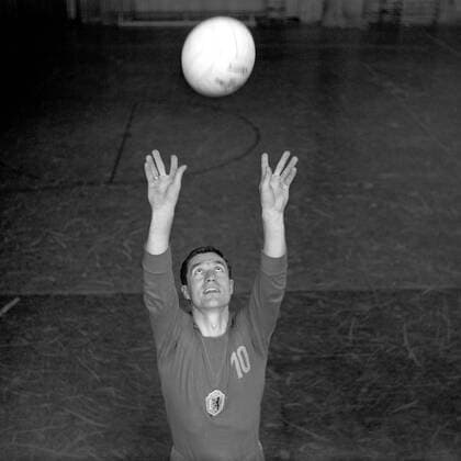 Walter Toussaint (DDR) am Ball Volleyball Herren Nationalteam 1968, Training, Mfdia, Vsw Einzelbild Berlin Volleyball Herren Nationalteam 1968, Training, Mfdia, Vsw Einzelbild Berlin