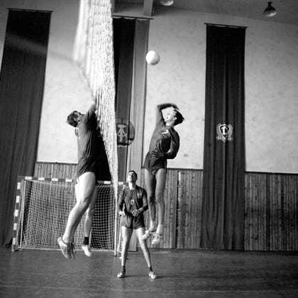 Arnold Schulz (re.) gegen Wolfgang Webner (li.), Walter Toussaint (alle DDR) schaut zu Volleyball Herren Nationalteam 1968, Training, Mfdia, Vsw Gruppe Berlin Dynamik, Volleyball Herren Nationalteam 1968, Training, Mfdia, Vsw Gruppe Berlin Dynamik,