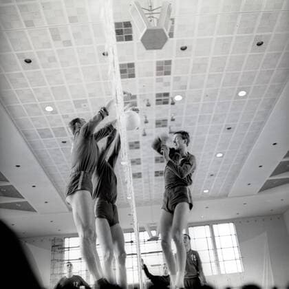 Arnold Schulz (re., DDR) am Ball Volleyball Herren Nationalteam 1968, Training, Mfdia, Vsw Gruppe Berlin Dynamik, Volleyball Herren Nationalteam 1968, Training, Mfdia, Vsw Gruppe Berlin Dynamik,