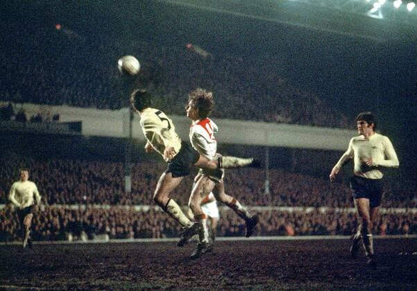 Johan Cruyff (re., Ajax Amsterdam) gegen Frank McLintock (Arsenal London) -  Fußball EC 3 Herren UEFA Cup 1969 1970, Pokal, Halbfinale, Arsenal FC London - Ajax Amsterdam 3:0, Vneg Gruppe Europacup, Europapokal, Messepokal, Messe London Dynamik, Fußball EC 3 Herren UEFA Cup 1969 1970, Pokal, Halbfinale, Arsenal FC London - Ajax Amsterdam 3:0, Vneg Gruppe Europacup, Europapokal, Messepokal, Messe London Dynamik,