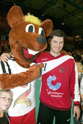 WM Maskottchen Hanniball wirbt an der Seite von Torwart Henning Fritz (Deutschland) für die kommende Weltmeisterschaft Handball Länderspiel Herren Freundschaftsspiel 2006, Test, Testspiel, Nationalteam, Nationaltrikot, Gruppe Dessau Freude Handball Länderspiel Herren Freundschaftsspiel 2006, Test, Testspiel, Nationalteam, Nationaltrikot, Gruppe Dessau Freude