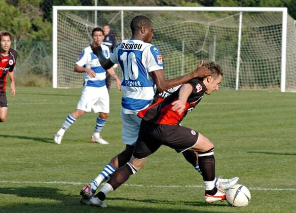 Mohamadou Idrissou (Duisburg, li.) gegen Albert Streit (Frankfurt) Fußball Herren Saison 2006 2007, Test, Testspiel, Eintracht Frankfurt - MSV Duisburg, Trainingslager Gruppe Vale de Lovea, Algarve Dynamik, Kampf, Fußball Herren Saison 2006 2007, Test, Testspiel, Eintracht Frankfurt - MSV Duisburg, Trainingslager Gruppe Vale de Lovea, Algarve Dynamik, Kampf,