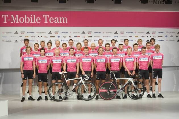 Teampräsentation T Mobile Team, hi.v.li.: Patrik Sinkewitz, Scott Davis, Roger Hammond, Marco Pinotti, Kim Kirchen, Eric Baumann, Mark Cavendish, Serhiy Honchar, Gerald Ciolek, Servais Knaven; Mitte: Andreas Klier, Michael Barry, Adam Hansen, ... Radsport Herren Straßenradsport 2007, Straße, Rad, Vorstellung, Präsentation, Pressetermin, Teampräsentation, Vdig Totale quer, Kader o0 Schriftzug Mallorca Radsport Herren Straßenradsport 2007, Straße, Rad, Vorstellung, Präsentation, Pressetermin, Teampräsentation, Vdig Totale quer, Kader o0 Schriftzug Mallorca