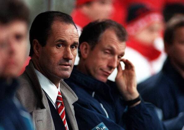 Fußball, Trainerhistorie, FC Arsenal Trainer George Graham (Arsenal, li.) nachdenklich - Fußball Herren UEFA Supercup 1995 (1994), Super Cup, Europapokal, Europacup, Arsenal FC London Gruppe London Nachdenklichkeit, Skepsis, Fußball Herren UEFA Supercup 1995 (1994), Super Cup, Europapokal, Europacup, Arsenal FC London Gruppe London Nachdenklichkeit, Skepsis,