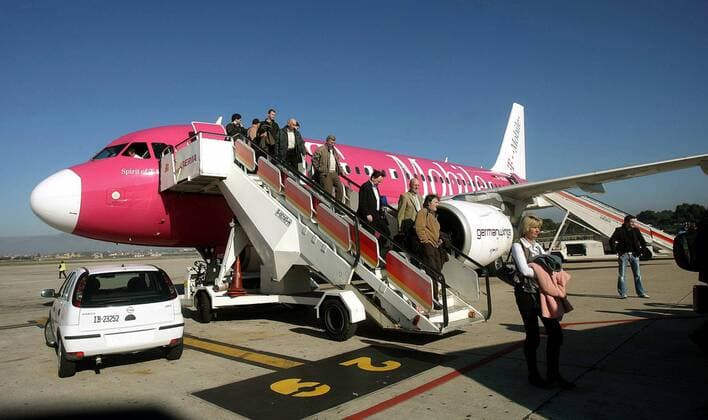 Offizielle steigen aus der Spirit of T Mobile, einem Flugzeug des Rosa Riesen der Fluggesellschaft Germanwings Radsport Herren Straßenradsport 2007, Straße, Rad, Vorstellung, Präsentation, Pressetermin, Totale Mallorca Radsport Herren Straßenradsport 2007, Straße, Rad, Vorstellung, Präsentation, Pressetermin, Totale Mallorca