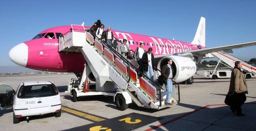 Offizielle und Mitglieder des T Mobile Teams steigen bei ihrer Ankunft auf Mallorca aus der Spirit of T Mobile, einem Flugzeug der Fluggesellschaft Germanwings in magenta Radsport Herren Straßenradsport 2007, Straße, Rad, Vorstellung, Präsentation, Pressetermin, Teampräsentation, Vdig Totale Mallorca Radsport Herren Straßenradsport 2007, Straße, Rad, Vorstellung, Präsentation, Pressetermin, Teampräsentation, Vdig Totale Mallorca