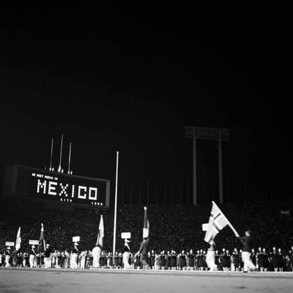 Während der Abschlußfeier der Olympischen Sommerspiele 1964 im National Stadium von Tokio wird Mexiko Stadt als nächster Ausrichter von der Anzeigetafel gegrüßt: We meet again 1968 in Mexico City - (aflo0348) OS Sommer Herren Olympische Spiele 1964, Sommerspiele, Abschlußfeier, Abschluß, Zeremonie, Feier, Mfneg, Vsw Totale Tokyo, Tokio OS Sommer Herren Olympische Spiele 1964, Sommerspiele, Abschlußfeier, Abschluß, Zeremonie, Feier, Mfneg, Vsw Totale Tokyo, Tokio