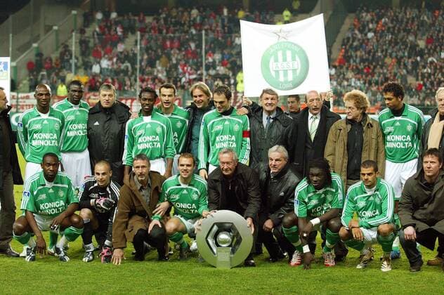 Champion de France - Rekordmeister AS St. Etienne mit einer Kopie der neuen Meistertrophäe, von der jeder der ehemaligen Meister im Nachhinein ein Exemplar erhält -  (pan18161) Fußball Herren Ligue 1 2006 2007, 1. Französische Liga, AS St. Etienne, ASSE Totale St. Etienne Fußball Herren Ligue 1 2006 2007, 1. Französische Liga, AS St. Etienne, ASSE Totale St. Etienne  