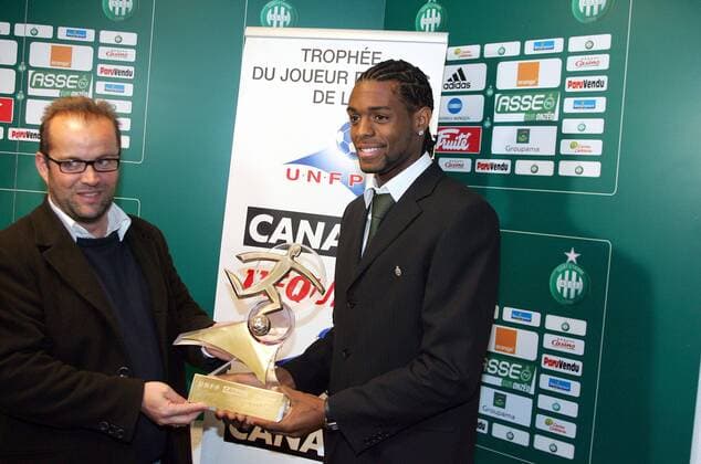 Frederic Piquionne (St. Etienne) bekommt die Trophäe für den besten Spieler des Monats Dezember 2006 -  (pan18161) Fußball Herren Ligue 1 2006 2007, 1. Französische Liga, AS St. Etienne, ASSE Gruppe St. Etienne Freude, Fußball Herren Ligue 1 2006 2007, 1. Französische Liga, AS St. Etienne, ASSE Gruppe St. Etienne Freude,  