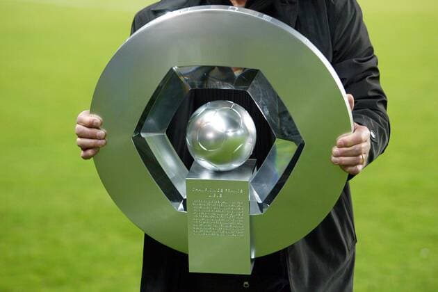 Trophäe Champion de France - Neuer Meisterpokal in Frankreich -  (pan18161) Fußball Herren Ligue 1 2006 2007, 1. Französische Liga, Einzelbild St. Etienne Fußball Herren Ligue 1 2006 2007, 1. Französische Liga, Einzelbild St. Etienne  