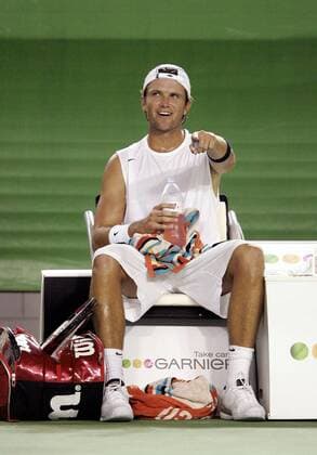 Robert Kendrick (USA) hat etwas entdeckt Tennis Herren Australian Open 2007, ATP Tour, Grand Slam Einzelbild Melbourne Tennis Herren Australian Open 2007, ATP Tour, Grand Slam Einzelbild Melbourne
