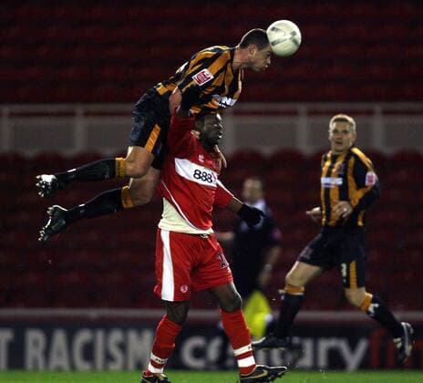 Damien Delaney (Hull City) stützt sich bei Yakubu Ayegbeni (Middlesbrough) auf -  Fußball Herren English FA Cup 2006 2007, Englischer Pokal, Pokalspiel, Middlesbrough FC - Hull City AFC Gruppe Middlesbrough Dynamik, Kampf, Fußball Herren English FA Cup 2006 2007, Englischer Pokal, Pokalspiel, Middlesbrough FC - Hull City AFC Gruppe Middlesbrough Dynamik, Kampf,