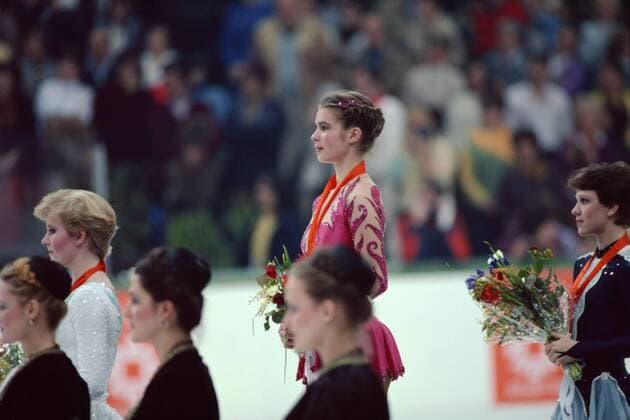 Siegerehrung Eiskunstlauf der Olympiade in Sarajevo 1984: Siegerin Katarina Witt (DDR) zwischen Rosalyn Sumners (USA, li.) und Kira Ivanova (UDSSR) -  (aflo008) Eiskunstlauf OS Winter Damen Olympische Spiele 1984, Winterspiele Gruppe Sarajevo Eiskunstlauf OS Winter Damen Olympische Spiele 1984, Winterspiele Gruppe Sarajevo