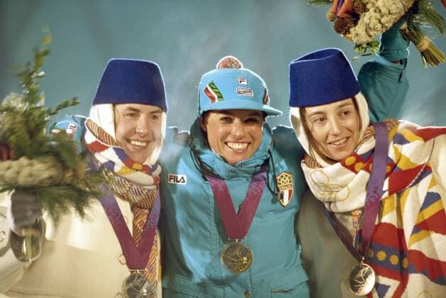 Siegerehrung 15km Freistil bei den olympischen Spielen in Lillehammer 1994, v.li.: die zweitplazierte Ljubov Egorova Rußland), Olympiasiegerin Manuela Di Centa (Italien) und Nina Gavriljuk (Rußland) -  (aflo0008) Nordischer Skilauf OS Winter Damen Olympische Spiele Lillehammer 1994, Winterspiele, Nordischer Skisport, Ski Nordisch, Langlauf, Vdia Gruppe Jubel, jubeln, Siegesjubel, Ljubow Lillehammer Lyubov Egorowa, Jegorowa, Jegorova Freude, Nordischer Skilauf OS Winter Damen Olympische Spiele Lillehammer 1994, Winterspiele, Nordischer Skisport, Ski Nordisch, Langlauf, Vdia Gruppe Jubel, jubeln, Siegesjubel, Ljubow Lillehammer Lyubov Egorowa, Jegorowa, Jegorova Freude,