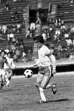 Kunishige Kamamoto (Japan) am Ball -  (aflo348) Fußball OS Sommer Herren Qualifikation Olympische Spiele Montreal 1976, Sommerspiele, Nationalmannschaft, Nationaltrikot Einzelbild Tokio Dynamik, Fußball OS Sommer Herren Qualifikation Olympische Spiele Montreal 1976, Sommerspiele, Nationalmannschaft, Nationaltrikot Einzelbild Tokio Dynamik,