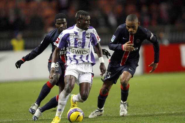 Fode Mansare (Toulouse, Mitte) gegen Bonaventure Kalou (re.) und Bernard Mendy (beide Paris St. Germain) -  (pan18253) Fußball Herren Ligue 1 2006 2007, 1. Französische Liga, Paris Saint Germain - Toulouse FC 0:0, PSG Gruppe Paris Dynamik, Fußball Herren Ligue 1 2006 2007, 1. Französische Liga, Paris Saint Germain - Toulouse FC 0:0, PSG Gruppe Paris Dynamik,  